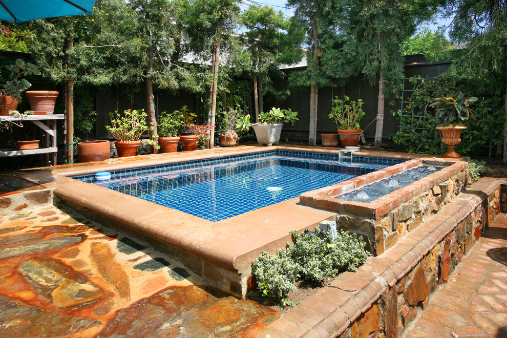 Imagen de piscina contemporánea rectangular con adoquines de piedra natural