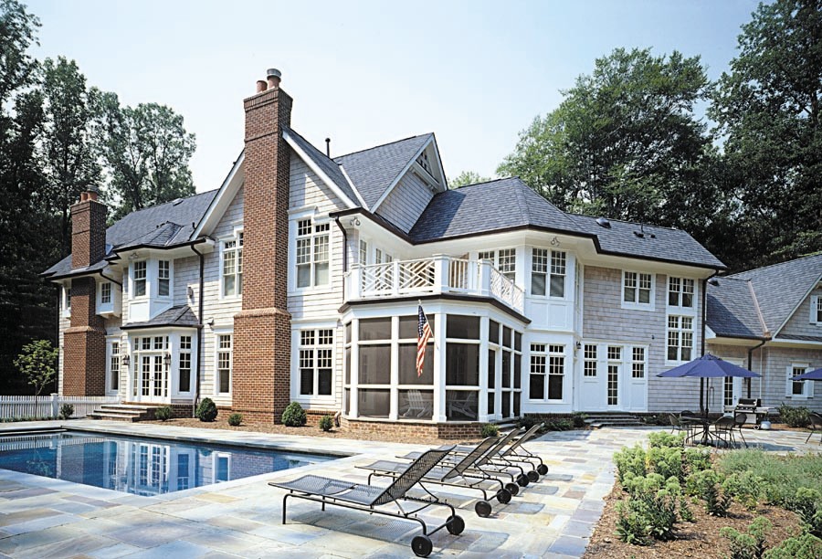 Foto de piscina natural clásica grande rectangular en patio trasero con adoquines de piedra natural