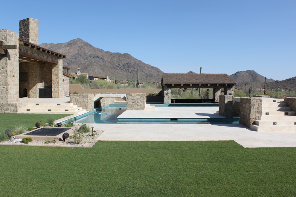 Immagine di un'ampia piscina a sfioro infinito contemporanea dietro casa con una dépendance a bordo piscina e piastrelle