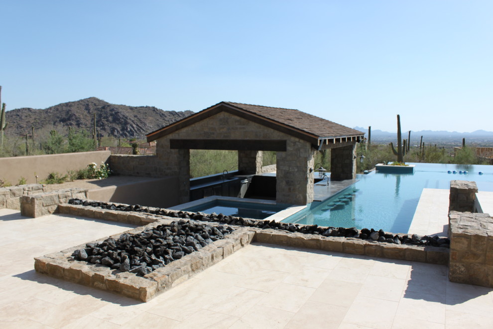 Geräumiger, Gefliester Moderner Pool hinter dem Haus in Phoenix