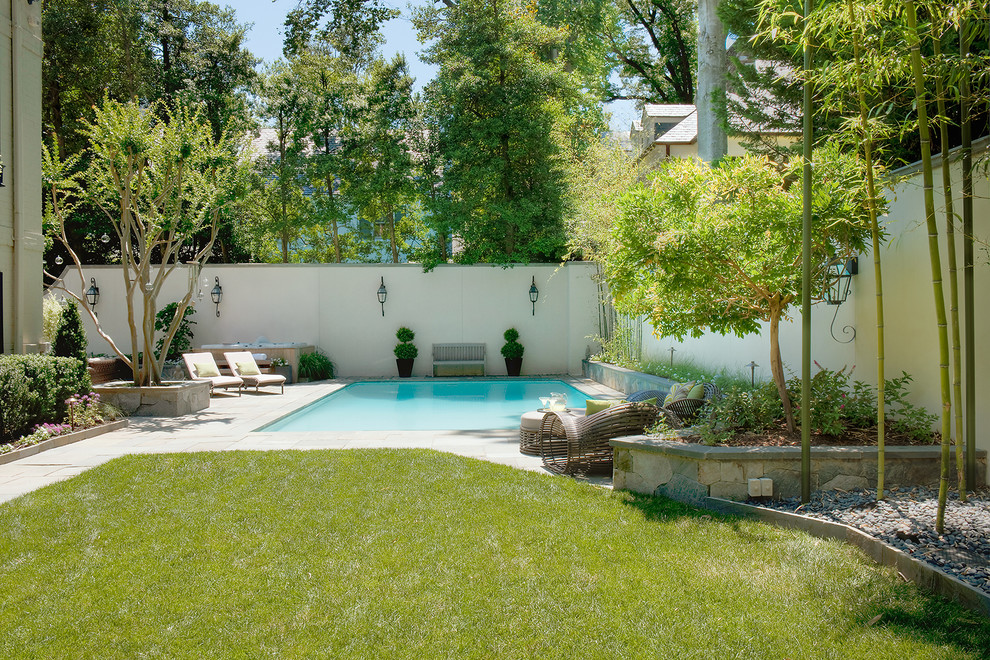 Источник вдохновения для домашнего уюта: большой прямоугольный бассейн на заднем дворе в средиземноморском стиле с джакузи и покрытием из каменной брусчатки
