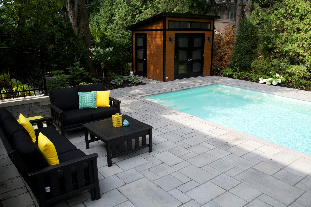 Outdoor Oasis in TMR Pool Montreal by User Houzz