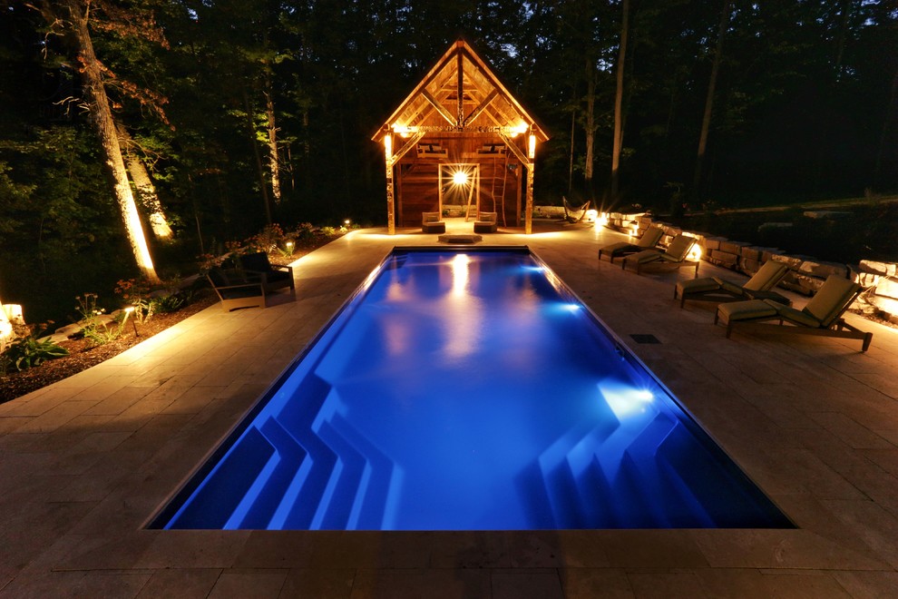 Foto di una grande piscina chic rettangolare dietro casa con una dépendance a bordo piscina e pavimentazioni in pietra naturale
