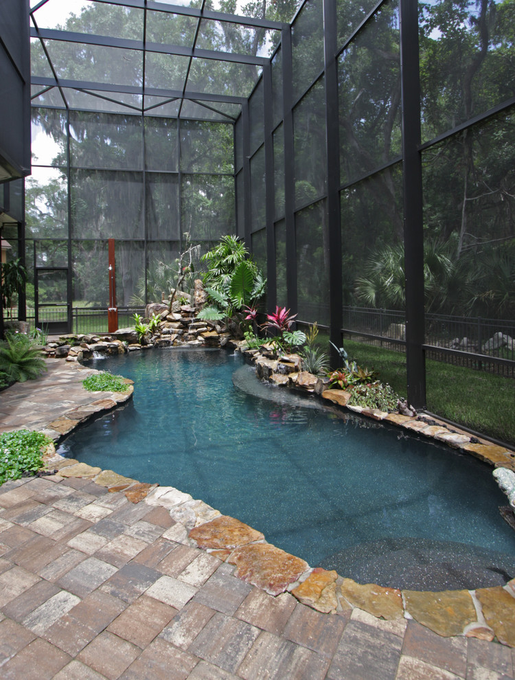На фото: бассейн произвольной формы в доме в морском стиле