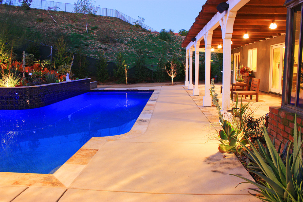 Modelo de casa de la piscina y piscina a medida en patio trasero con adoquines de piedra natural