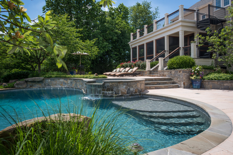 Ejemplo de piscinas y jacuzzis naturales bohemios extra grandes a medida en patio trasero con adoquines de piedra natural
