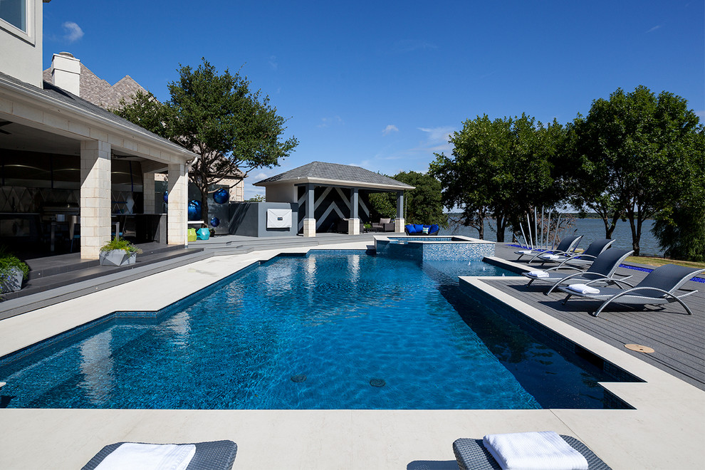 Imagen de piscinas y jacuzzis alargados contemporáneos grandes rectangulares en patio trasero con losas de hormigón