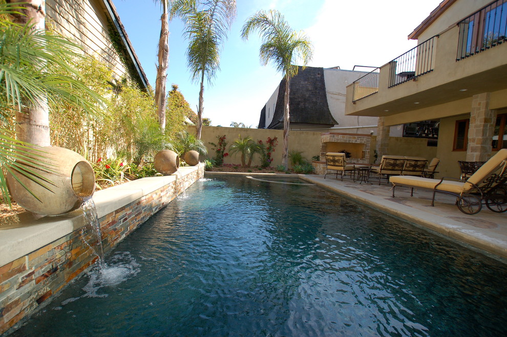 Foto de piscina con fuente alargada mediterránea grande rectangular en patio trasero con gravilla