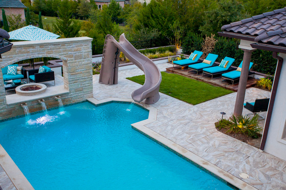 Идея дизайна: прямоугольный бассейн в средиземноморском стиле с водной горкой