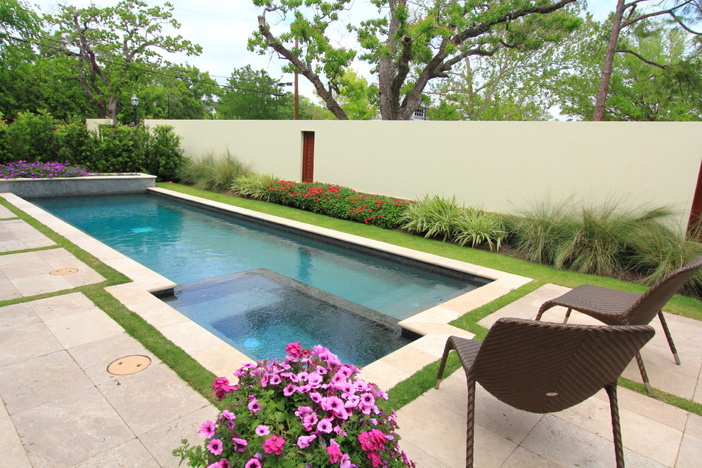 Foto de piscina actual en patio trasero con adoquines de piedra natural