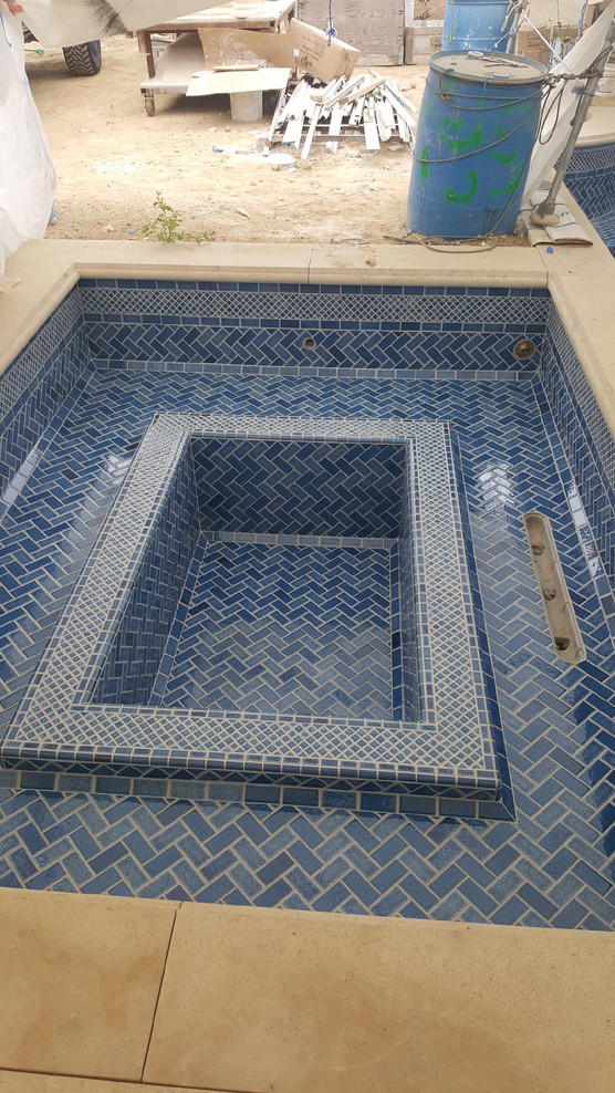 Свежая идея для дизайна: естественный бассейн на заднем дворе в средиземноморском стиле с домиком у бассейна - отличное фото интерьера