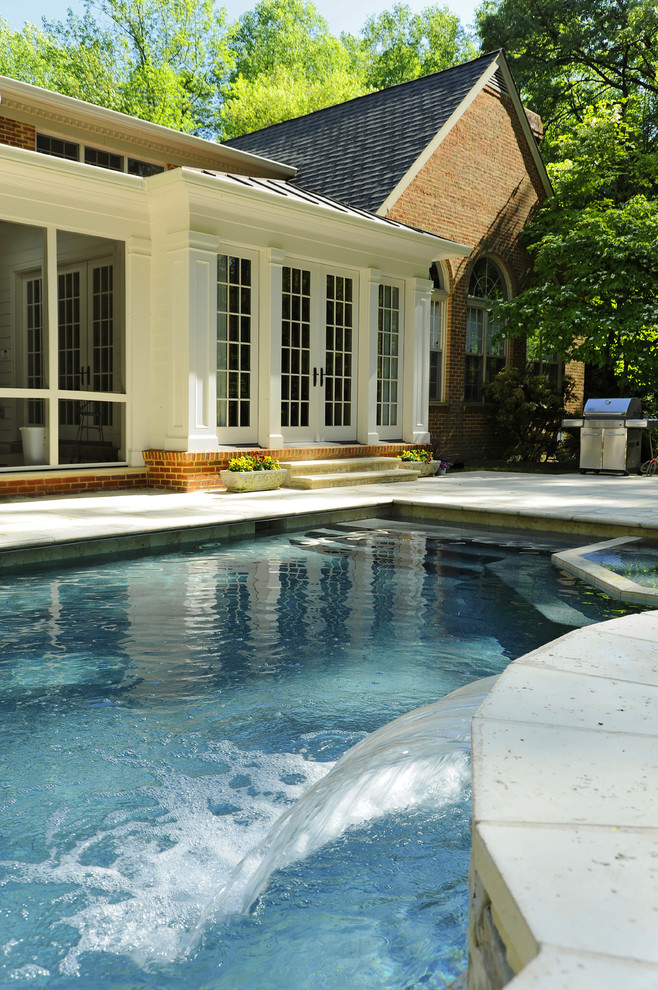 Свежая идея для дизайна: бассейн на заднем дворе в классическом стиле - отличное фото интерьера