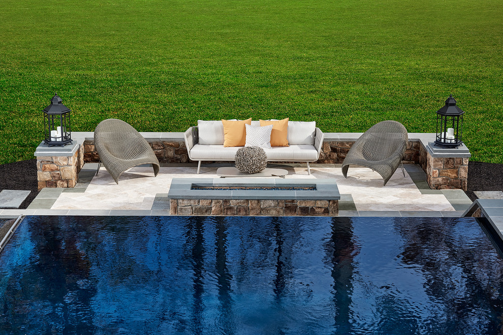 Свежая идея для дизайна: большой прямоугольный бассейн-инфинити на заднем дворе в современном стиле с покрытием из каменной брусчатки - отличное фото интерьера