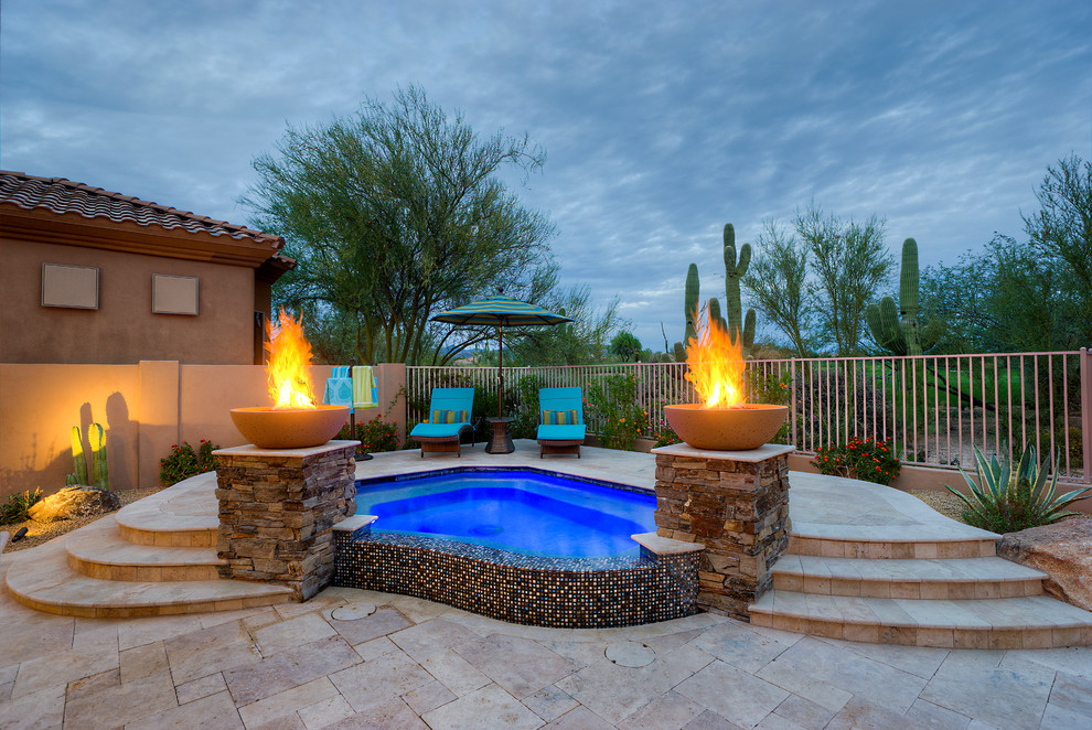 Mittelgroßer Moderner Pool hinter dem Haus in Nierenform mit Natursteinplatten in Phoenix
