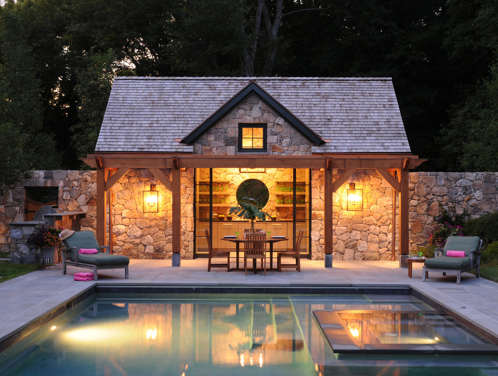 Inspiration för en mellanstor vintage rektangulär pool på baksidan av huset, med poolhus och naturstensplattor