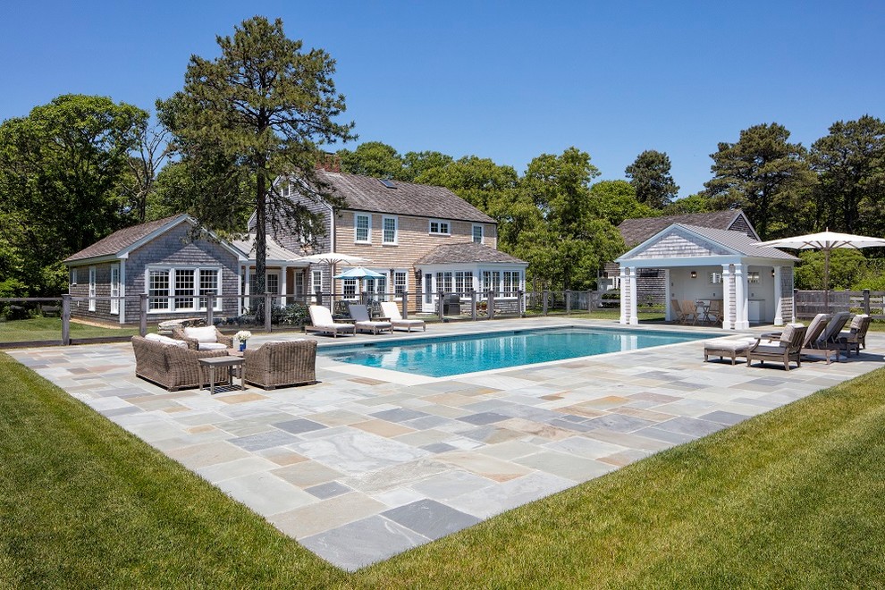 Пример оригинального дизайна: большой спортивный, прямоугольный бассейн на заднем дворе в стиле кантри с покрытием из каменной брусчатки и домиком у бассейна