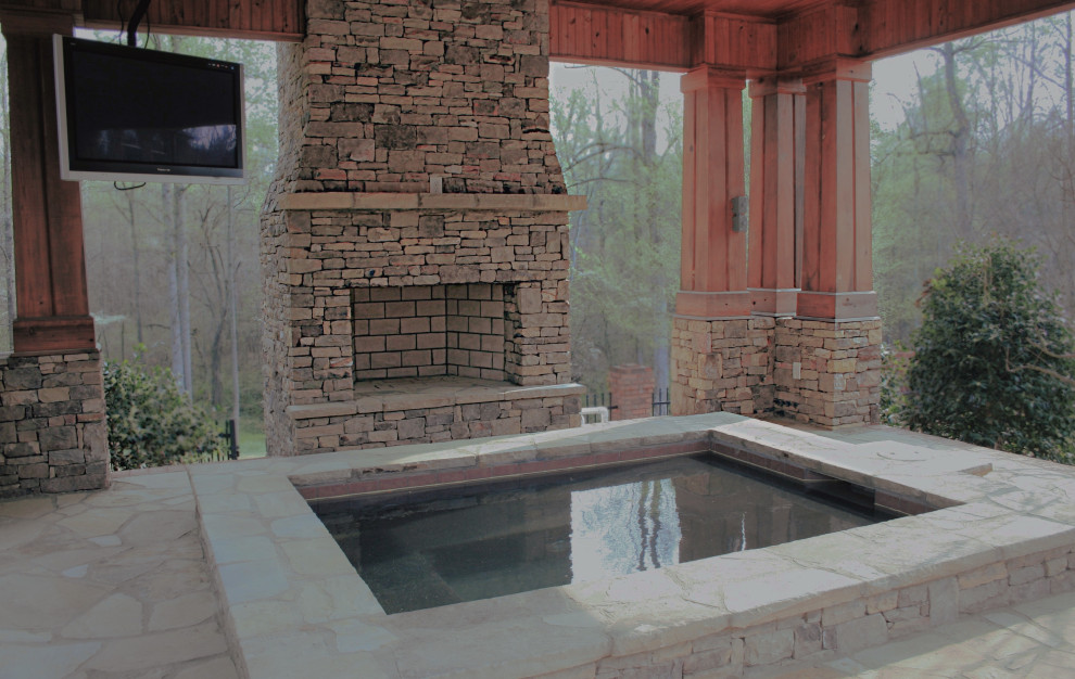 На фото: естественный, прямоугольный бассейн среднего размера на заднем дворе в стиле кантри с джакузи и покрытием из каменной брусчатки с