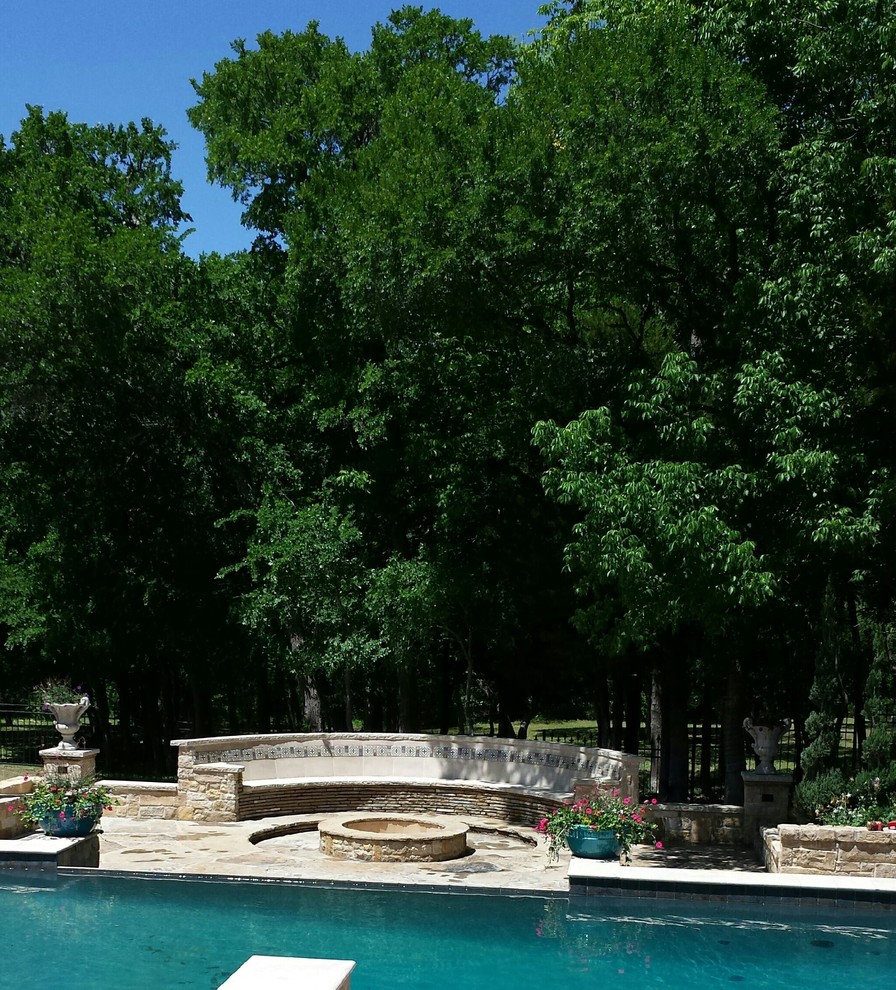 Ejemplo de piscina mediterránea rectangular en patio trasero con adoquines de piedra natural