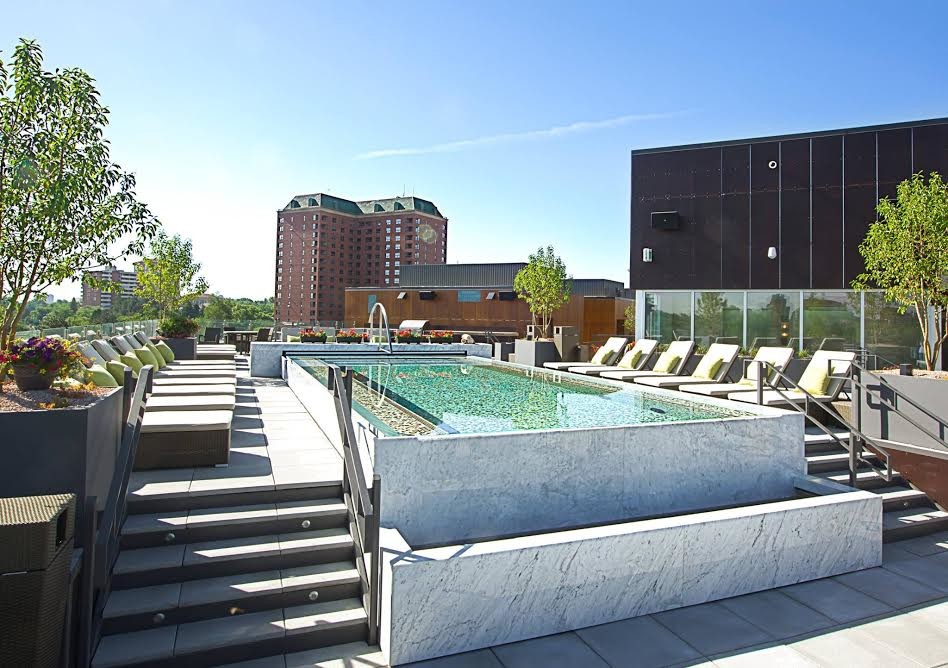 Foto de piscina elevada actual de tamaño medio rectangular en azotea con adoquines de hormigón