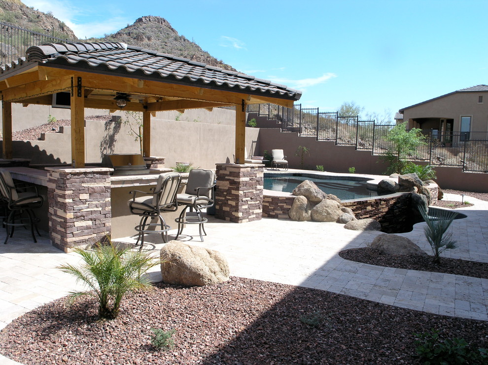 Foto de piscina natural clásica renovada grande a medida en patio trasero con adoquines de ladrillo