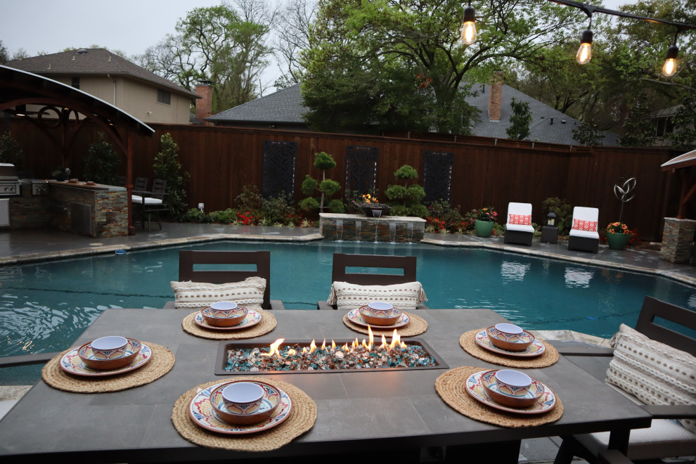 Immagine di un'ampia piscina monocorsia contemporanea personalizzata dietro casa con una vasca idromassaggio e lastre di cemento