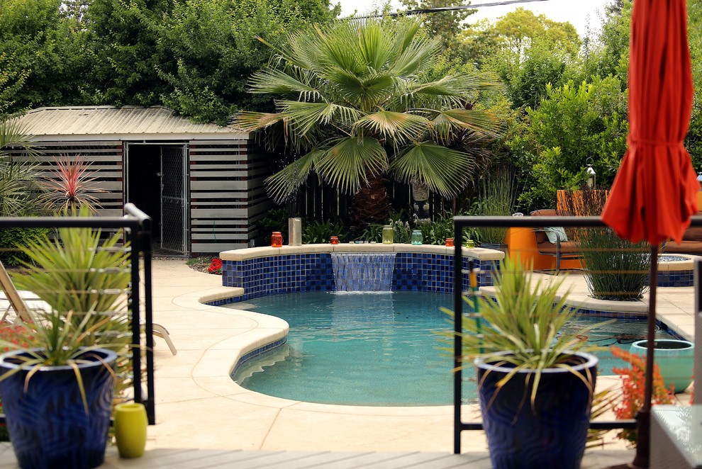 Свежая идея для дизайна: естественный бассейн в форме фасоли, среднего размера на заднем дворе в современном стиле с фонтаном - отличное фото интерьера