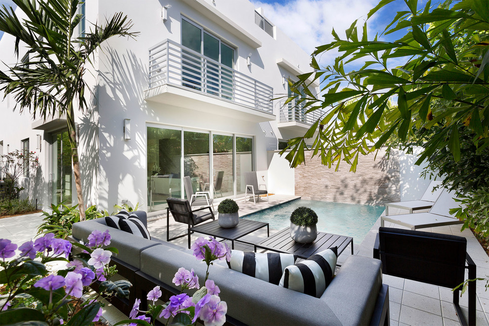 Kleiner Moderner Schwimmteich hinter dem Haus in rechteckiger Form mit Betonboden in Miami