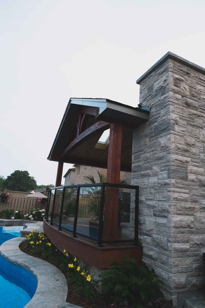Foto di una piscina minimalista di medie dimensioni e dietro casa con pedane