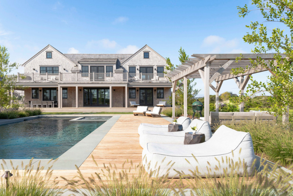 Свежая идея для дизайна: прямоугольный бассейн на заднем дворе в морском стиле с джакузи и настилом - отличное фото интерьера