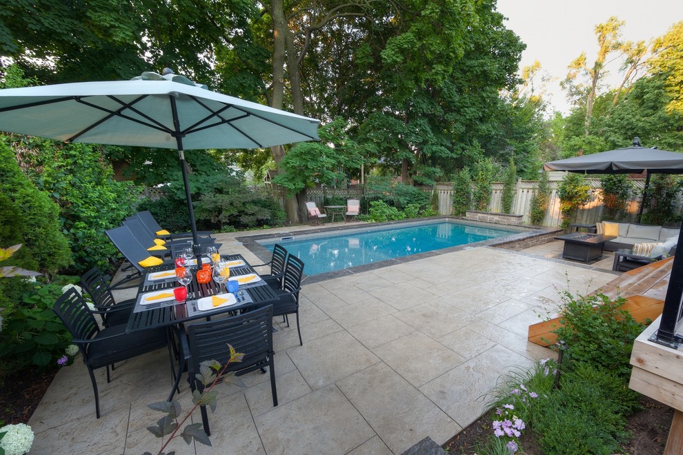 Стильный дизайн: маленький прямоугольный бассейн на заднем дворе в современном стиле с покрытием из декоративного бетона для на участке и в саду - последний тренд