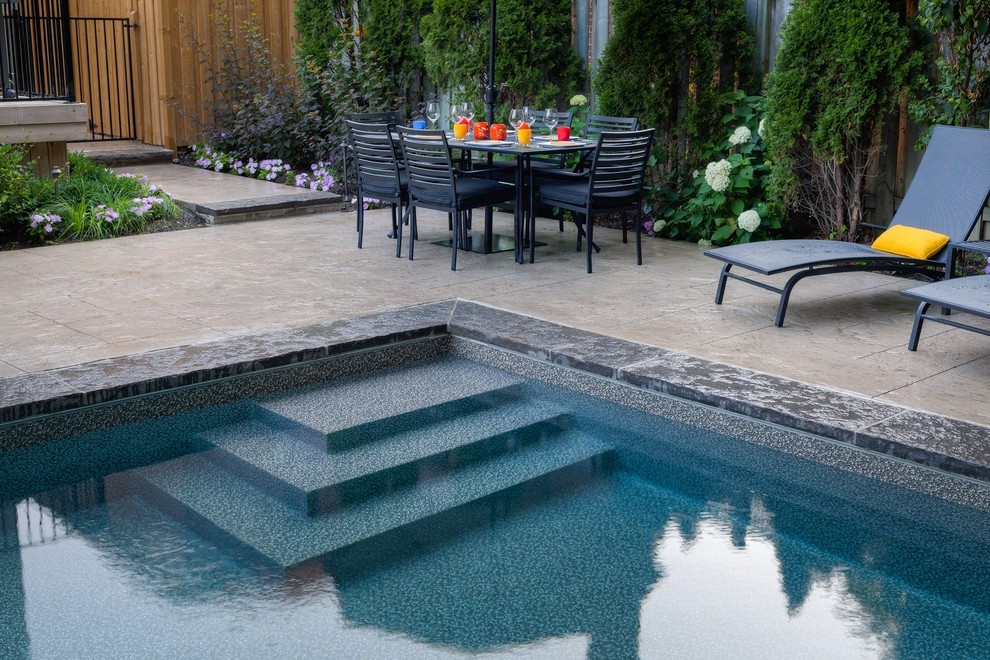 Idéer för en liten modern pool på baksidan av huset, med stämplad betong