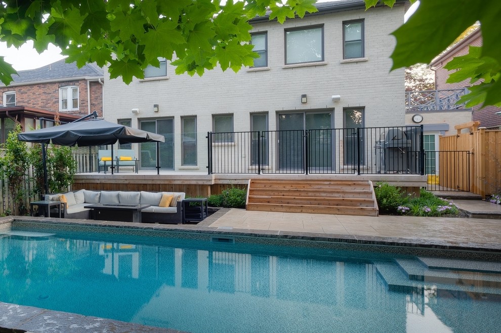 Idee per una piccola piscina design rettangolare dietro casa con cemento stampato