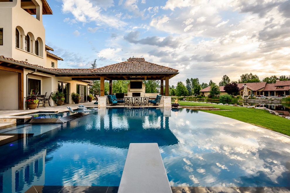 Foto de piscinas y jacuzzis infinitos mediterráneos grandes a medida en patio trasero con adoquines de piedra natural