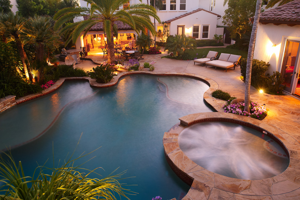 Geräumiges Poolhaus hinter dem Haus in individueller Form mit Natursteinplatten in San Diego