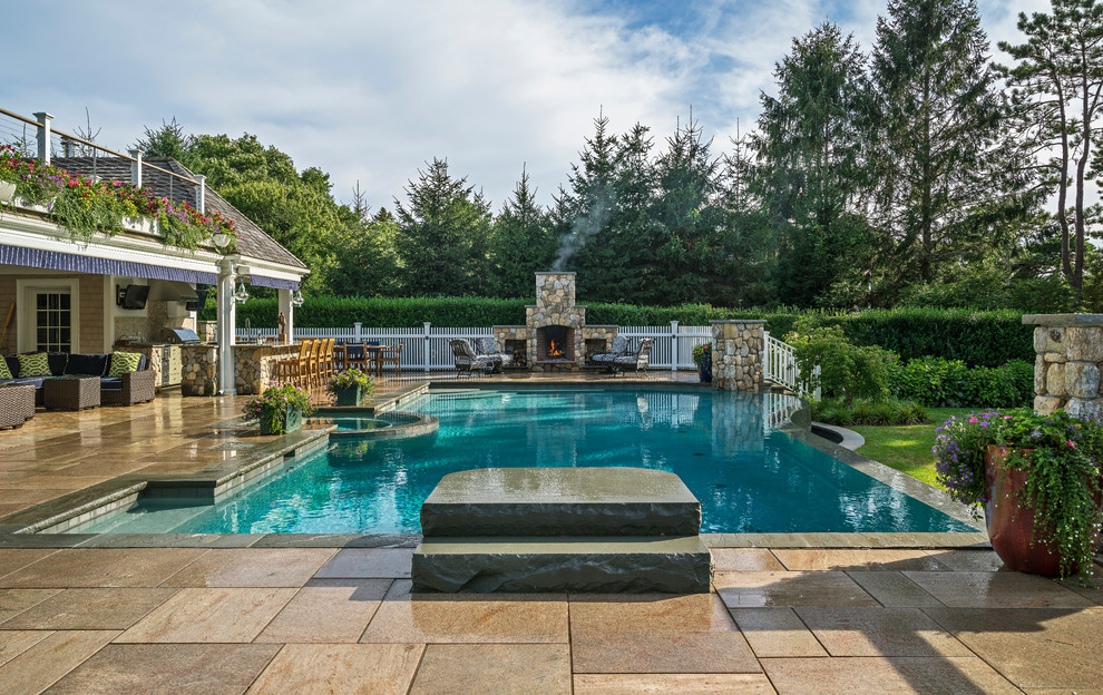 Idee per una grande piscina a sfioro infinito stile marino personalizzata dietro casa con una vasca idromassaggio e pavimentazioni in pietra naturale