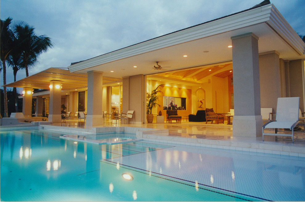 Ispirazione per una piscina a sfioro infinito minimal rettangolare di medie dimensioni e dietro casa