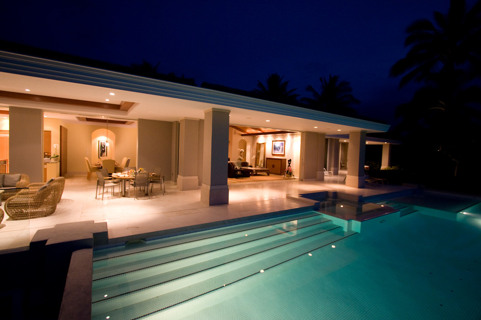 Foto di una piscina a sfioro infinito contemporanea rettangolare di medie dimensioni e dietro casa