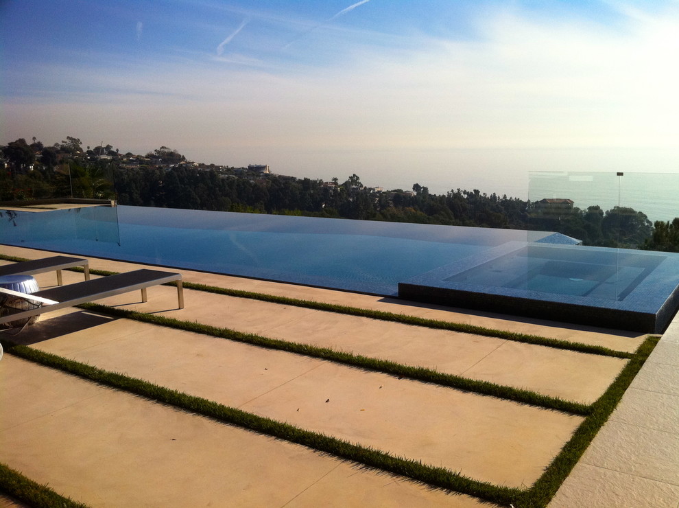 Immagine di una piscina minimalista