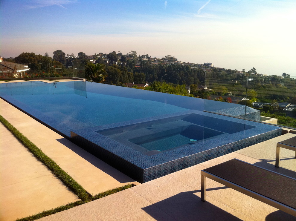 Pacific Palisades Infinity Pool Modern Swimming Pool & Hot Tub