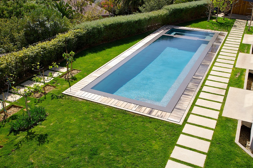 Immagine di una piscina classica rettangolare con pedane