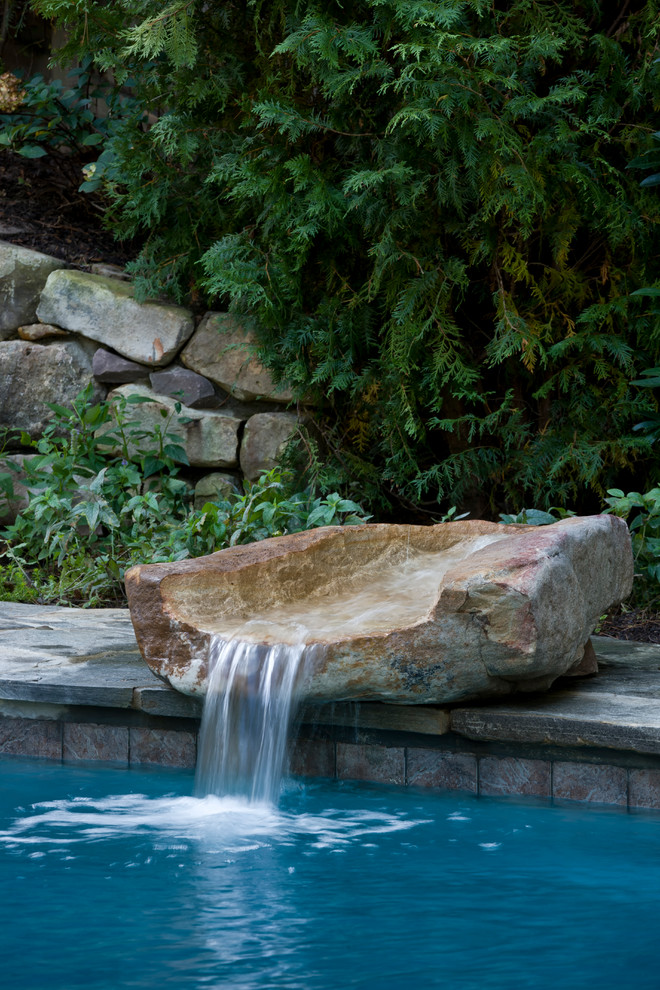 На фото: прямоугольный бассейн на заднем дворе в стиле неоклассика (современная классика) с покрытием из каменной брусчатки