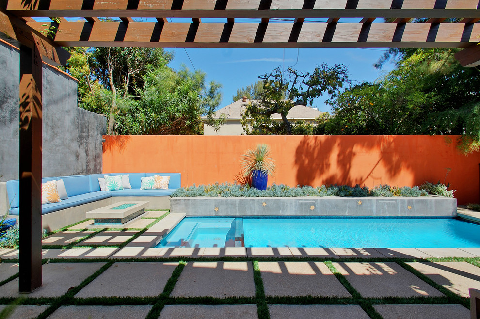 Стильный дизайн: большой прямоугольный, спортивный бассейн на заднем дворе в средиземноморском стиле - последний тренд