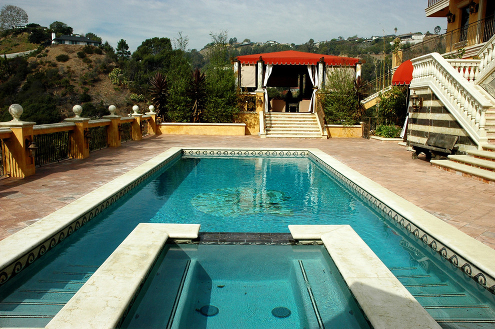 Свежая идея для дизайна: огромный бассейн на заднем дворе в средиземноморском стиле - отличное фото интерьера