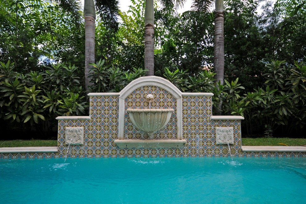 Idee per una piscina monocorsia mediterranea di medie dimensioni e dietro casa con fontane