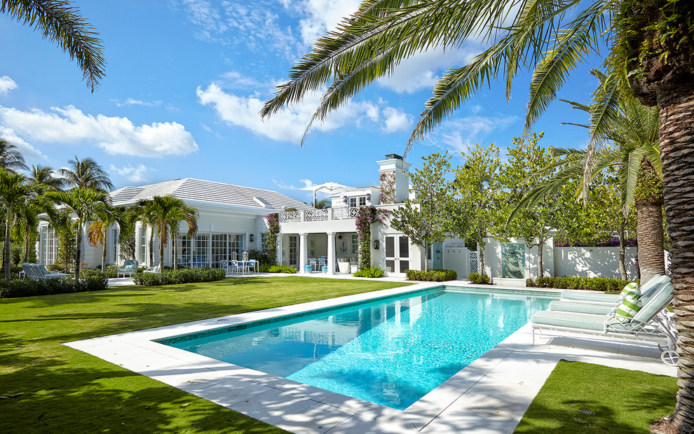 Sportbecken hinter dem Haus in rechteckiger Form mit Betonplatten in Miami