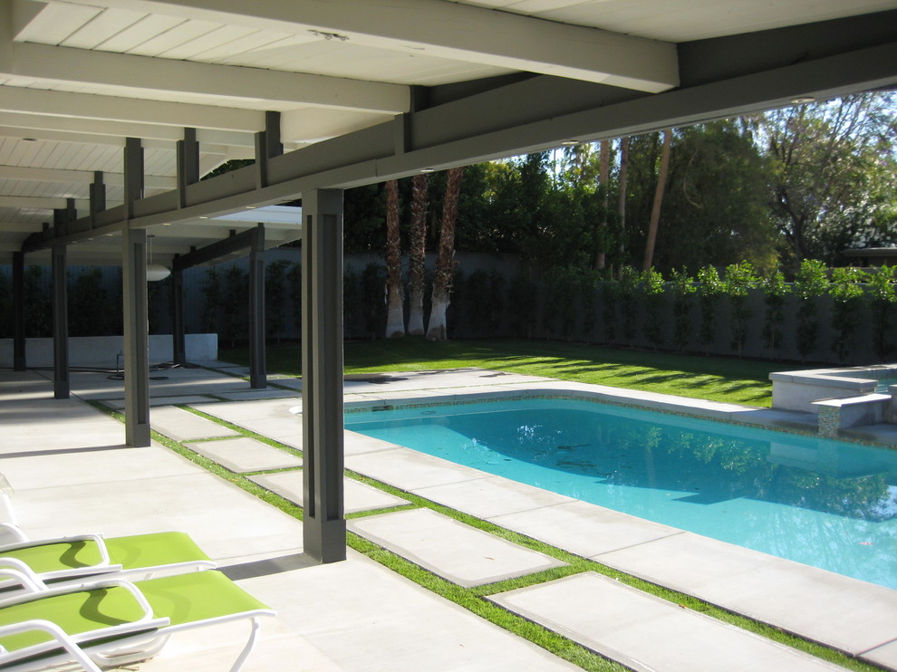 Großer Moderner Whirlpool hinter dem Haus in rechteckiger Form mit Betonplatten in Los Angeles