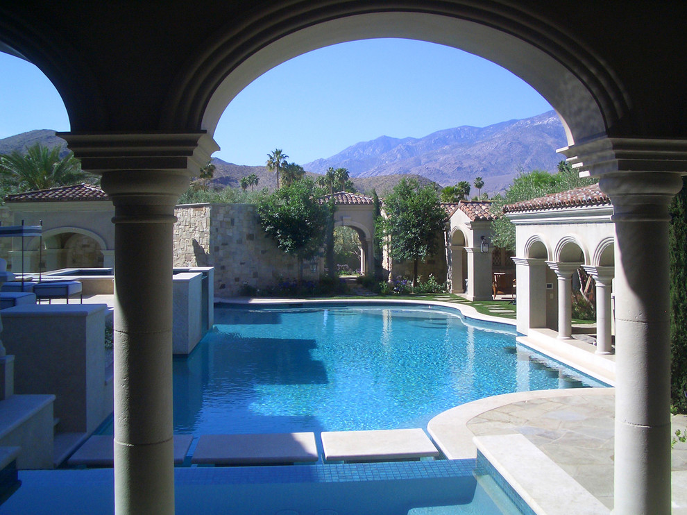 Immagine di un'ampia piscina naturale mediterranea personalizzata in cortile con una dépendance a bordo piscina