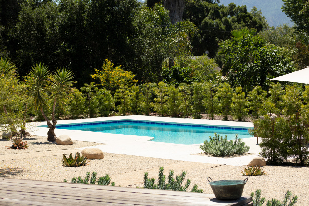 Mediterranes Sportbecken hinter dem Haus in rechteckiger Form mit Betonplatten in Santa Barbara