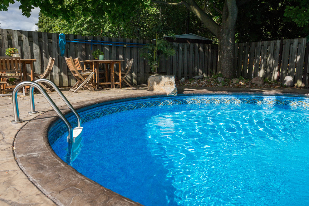 Cette image montre une piscine minimaliste en forme de haricot.