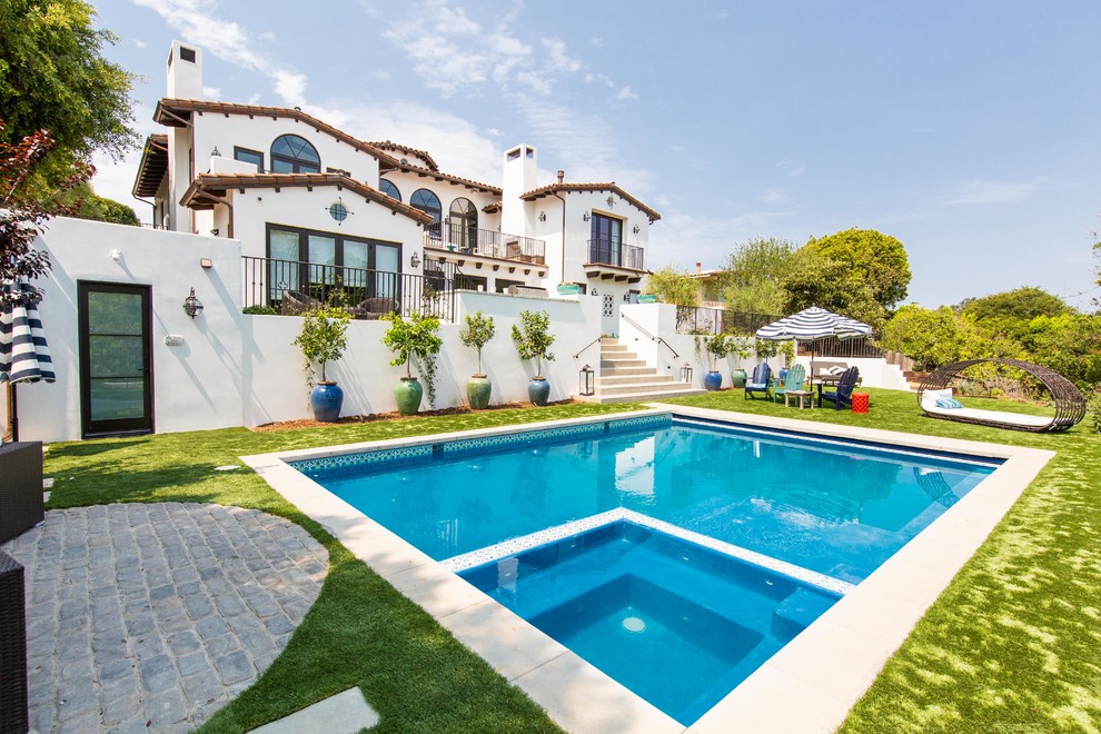 Immagine di una piscina monocorsia mediterranea rettangolare dietro casa con una vasca idromassaggio
